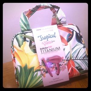 Contains Travel Dryer&3/4 Mini Straightening Iron